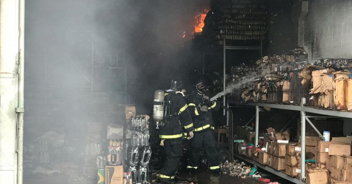 Incêndio atinge galpão que armazena material inflamável no bairro de Pirajá