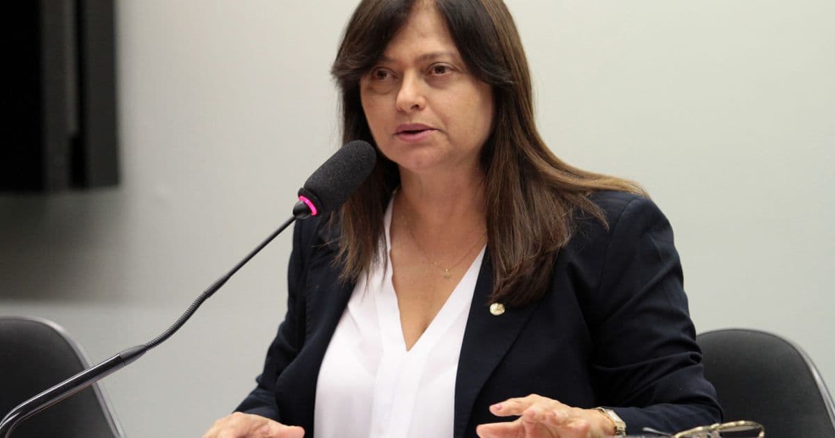 Portugal diz que Pimentel deveria 'renunciar da alcunha de professora' após projeto