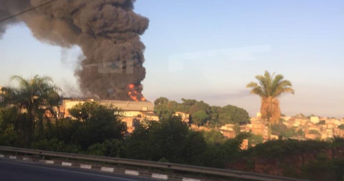 Incêndio atinge fábrica de colchões em Valéria