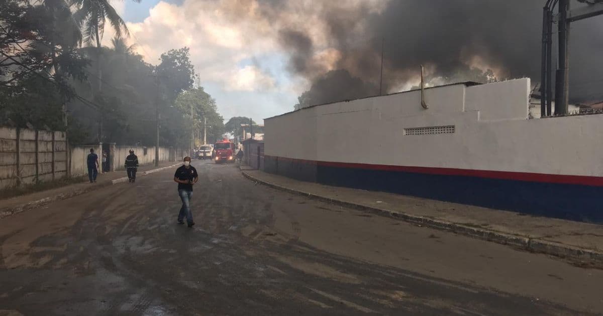Bombeiros impedem que fogo em fábrica se alastre e alertam sobre fumaça tóxica