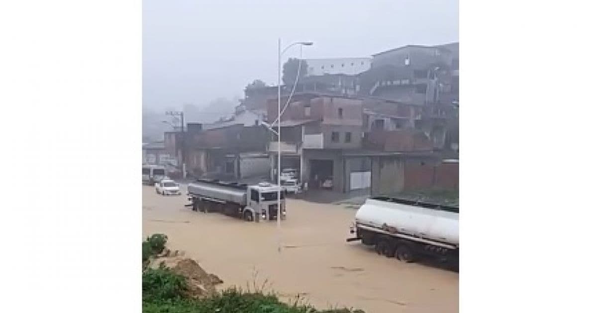 Candeias: Chuva alaga via e caminhões transitam com dificuldade; veja vídeo