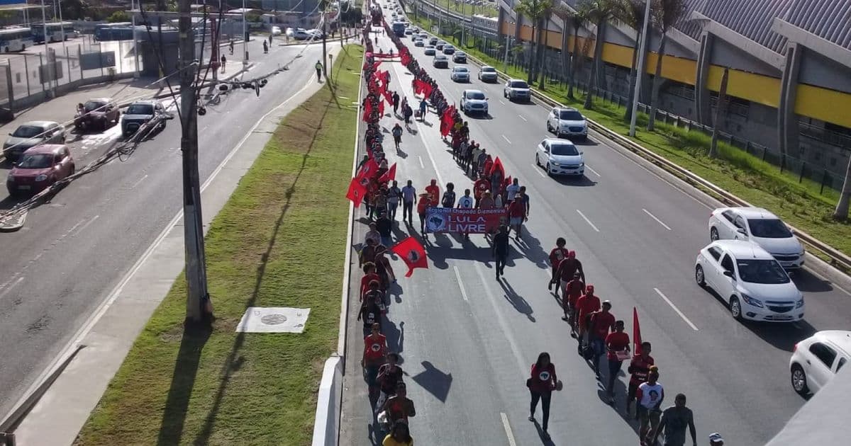 Em protesto, integrantes do MST caminham na Avenida Paralela sentido ao CAB