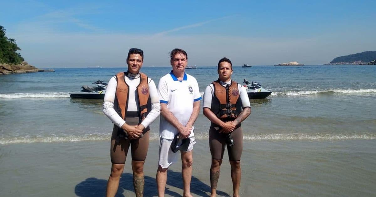 Bolsonaro aproveita feriado no litoral de SP, mergulha e navega a convite da Marinha