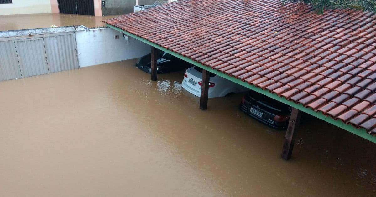 Rio Jaguaribe transborda com chuva e invade condomínios em Piatã
