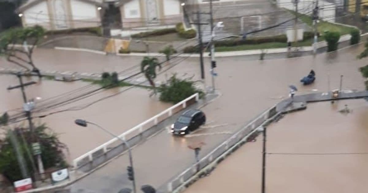 Lauro de Freitas: Estrada do Coco alaga após chuvas desta madrugada 