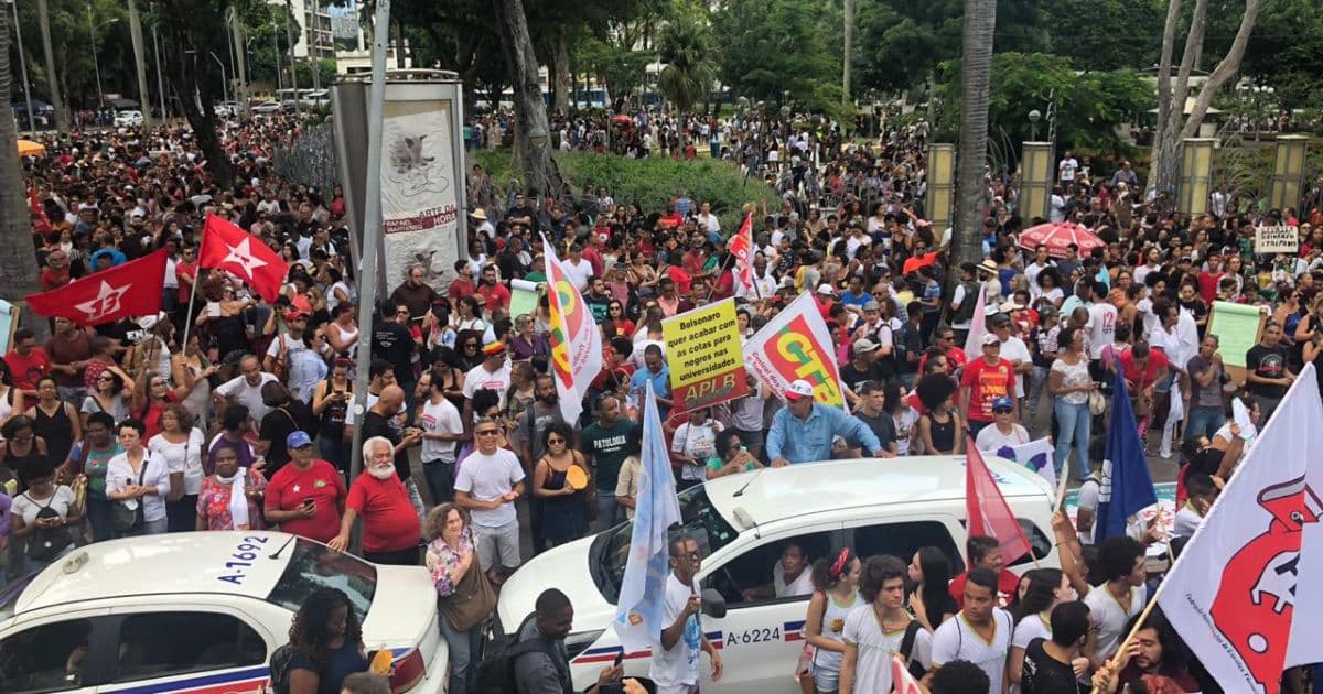 Professores e estudantes protestam no Campo Grande contra cortes na Educação