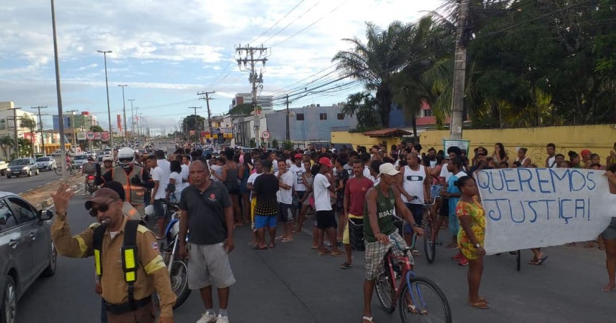 Grupo faz manifestação contra a morte de cinco pessoas em Lauro de Freitas