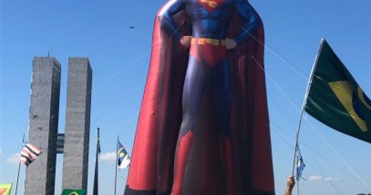 Moro surge como boneco inflável vestido de super-herói em manifestação em Brasília