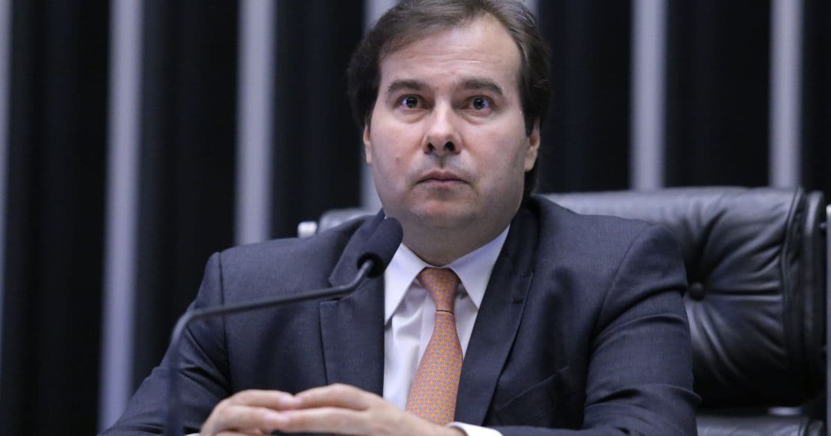 Impeachment de Bolsonaro está fora da agenda de Rodrigo Maia, diz coluna