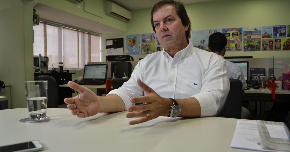 Vereador propõe projeto que proíbe uso de celulares em escolas de Salvador