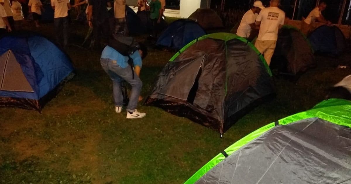 Docentes das universidades estaduais montam acampamento em frente à SEC