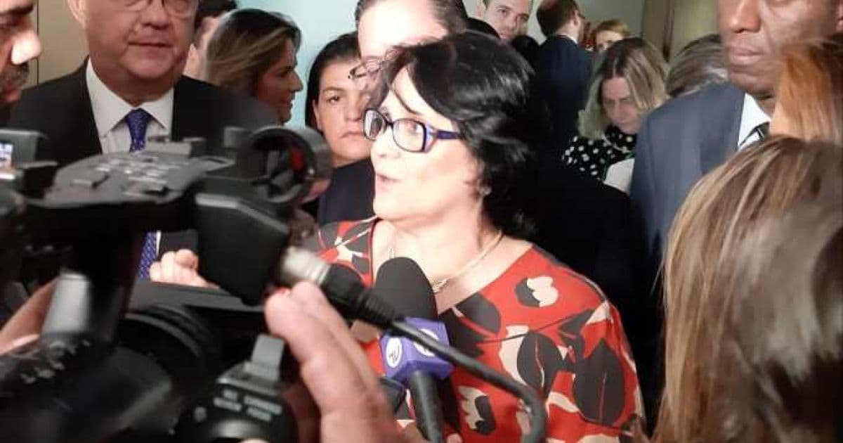 De visual novo, ministra Damares Alves fala sobre entrar no Tinder e combater o Pica-Pau