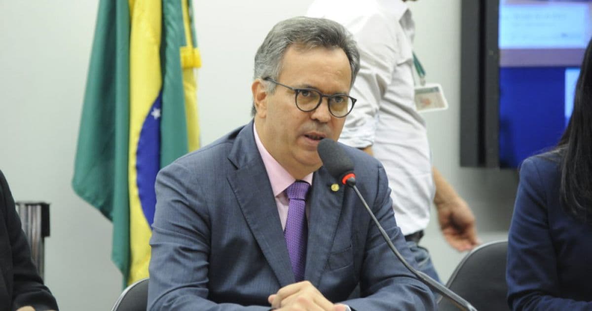 Bolsonaro aprova lei de Félix Mendonça que 'criminaliza' fake news com penas menos duras