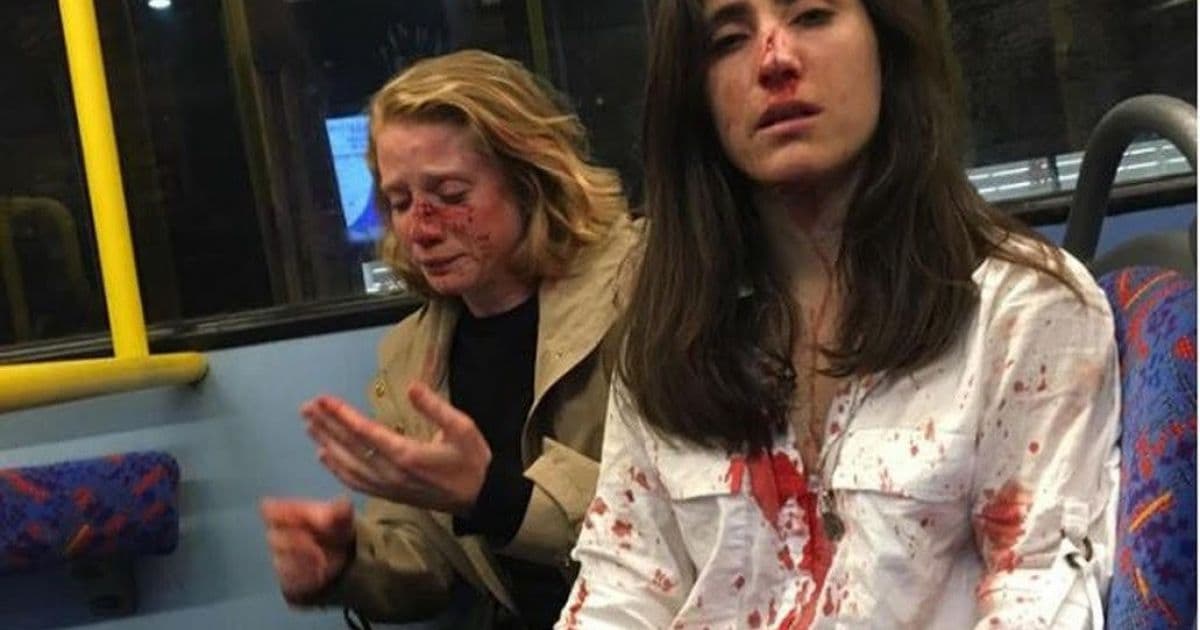 Adolescentes são detidos como suspeitos de agredir casal em ônibus em Londres