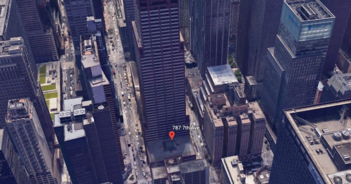 Helicóptero bate em prédio em Manhattan e deixa uma pessoa morta