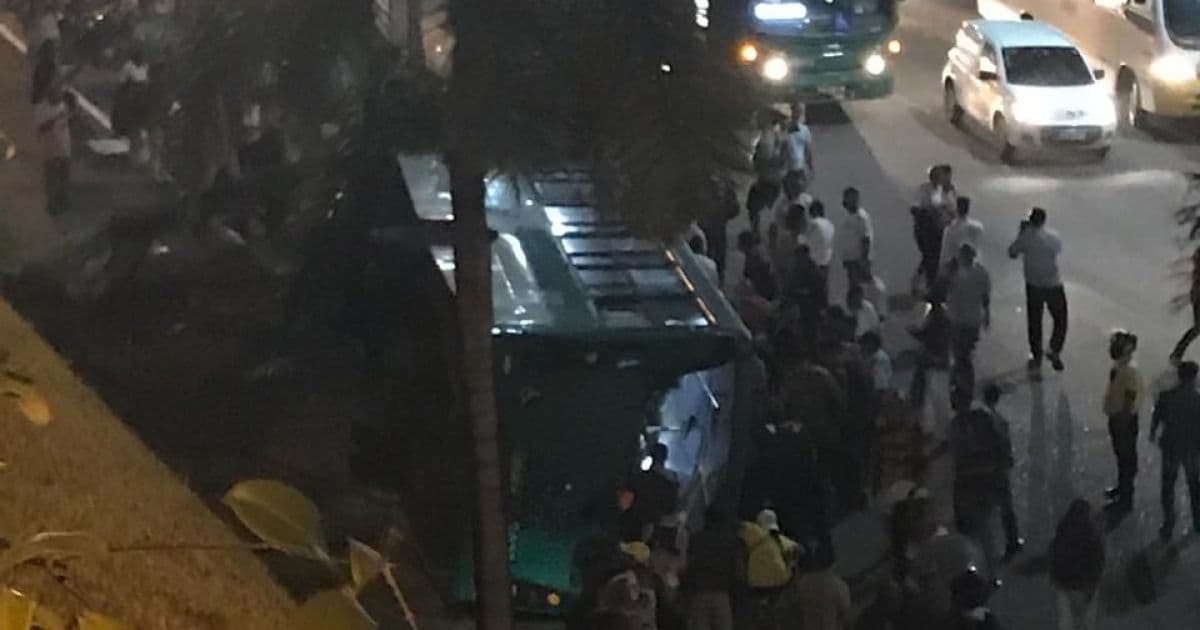 Ônibus tomba em frente ao Shopping Bela Vista; relatos apontam para feridos