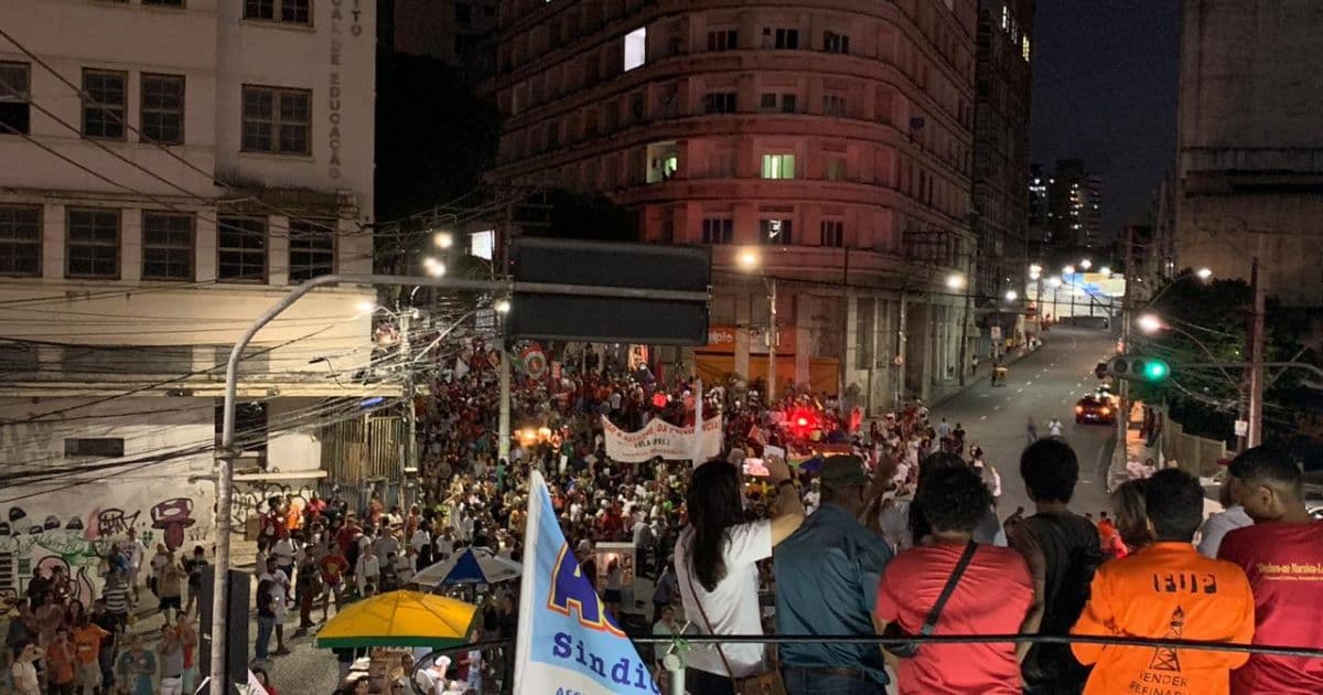 Manifestantes chegam a praça Castro Alves onde ato terá discursos