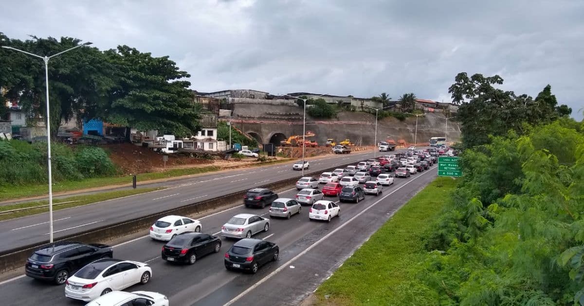 Movimento do feriadão causa congestionamento na saída de Salvador