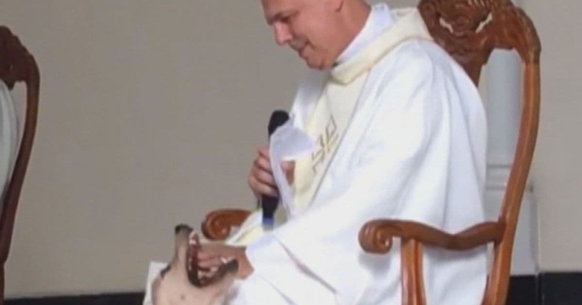 Cachorro invade missa em BH, senta próximo a padre e brinca com túnica de religioso 