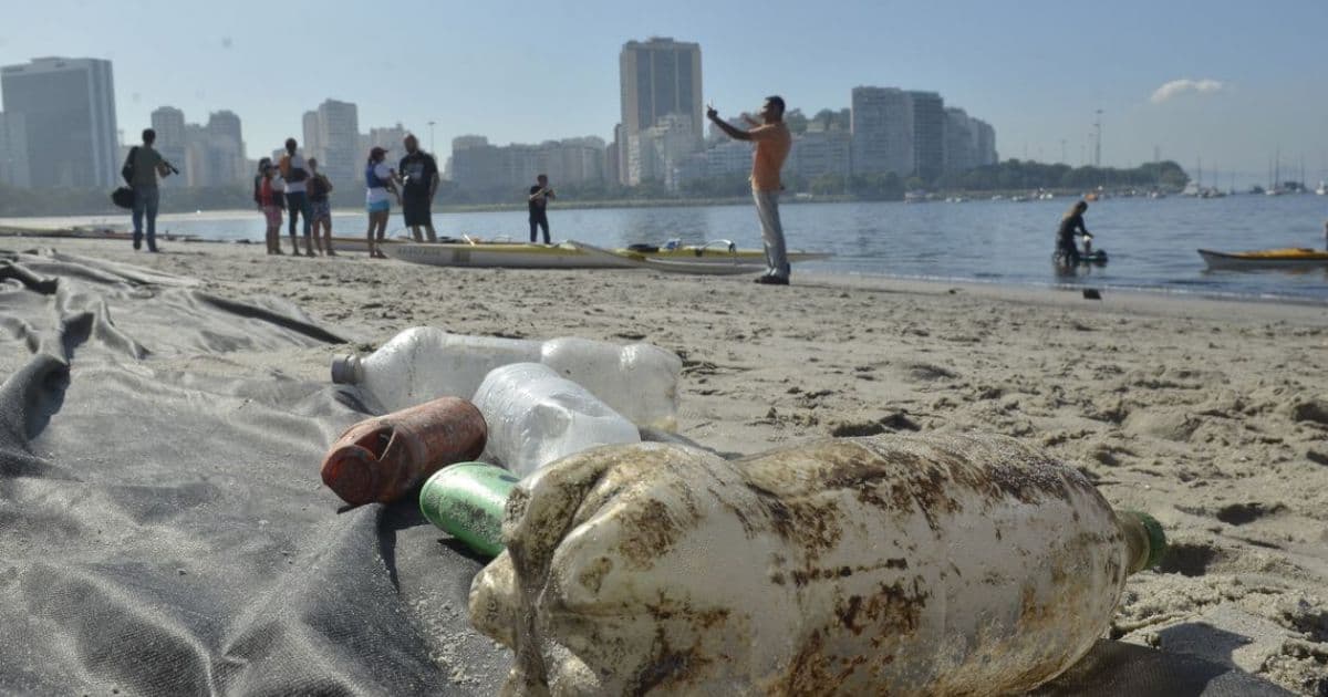 Plástico e resto de cigarro representam mais de 90% dos resíduos vistos no mar brasileiro
