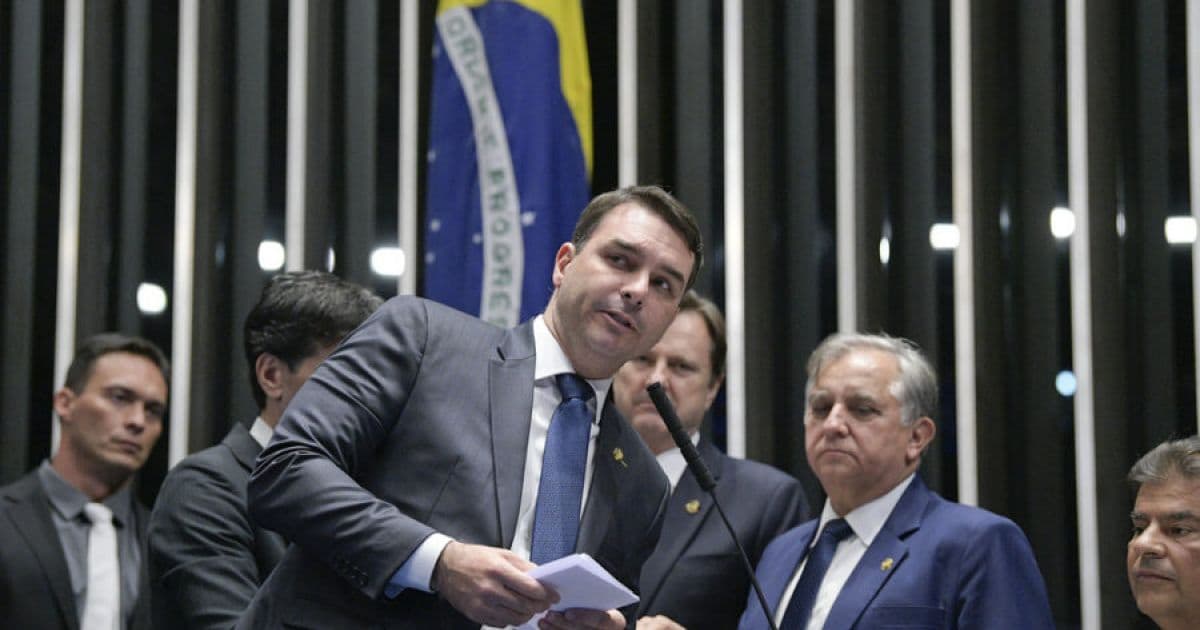 Flávio Bolsonaro apresentará no Senado proposta de imposto único