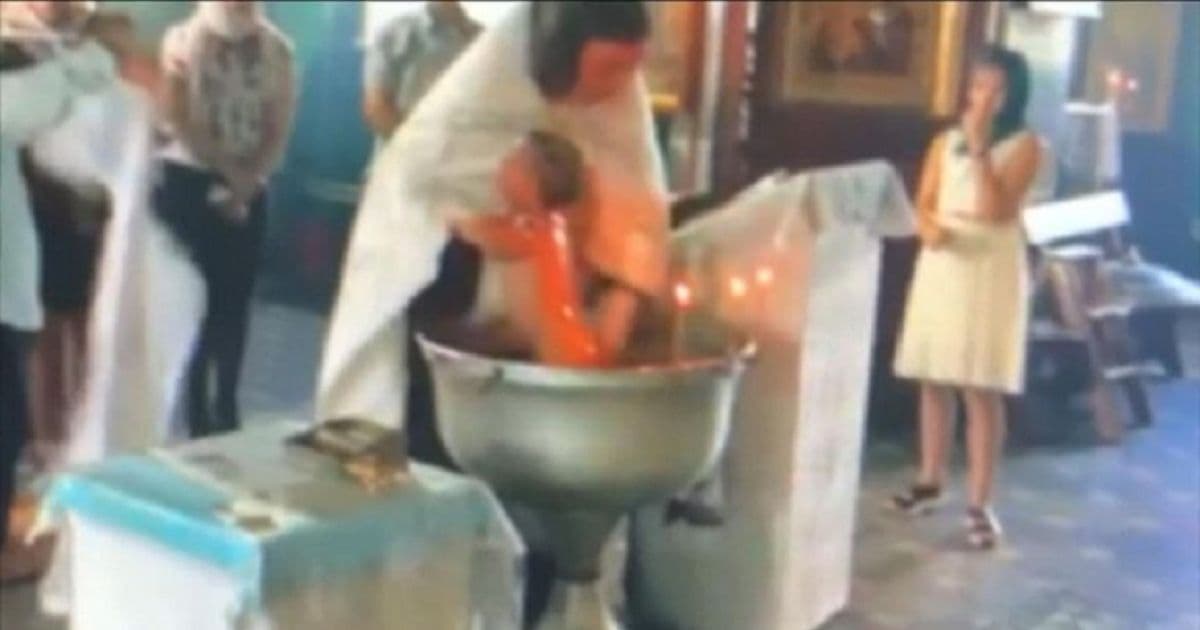 Padre russo faz batismo violento e mãe tenta impedir; Veja o vídeo