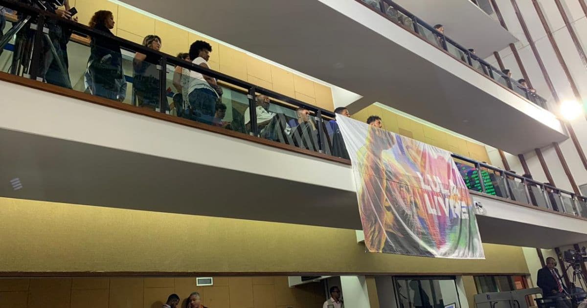 Faixa 'Lula Livre' estendida em galeria da AL-BA gera discussão e tensão entre deputados