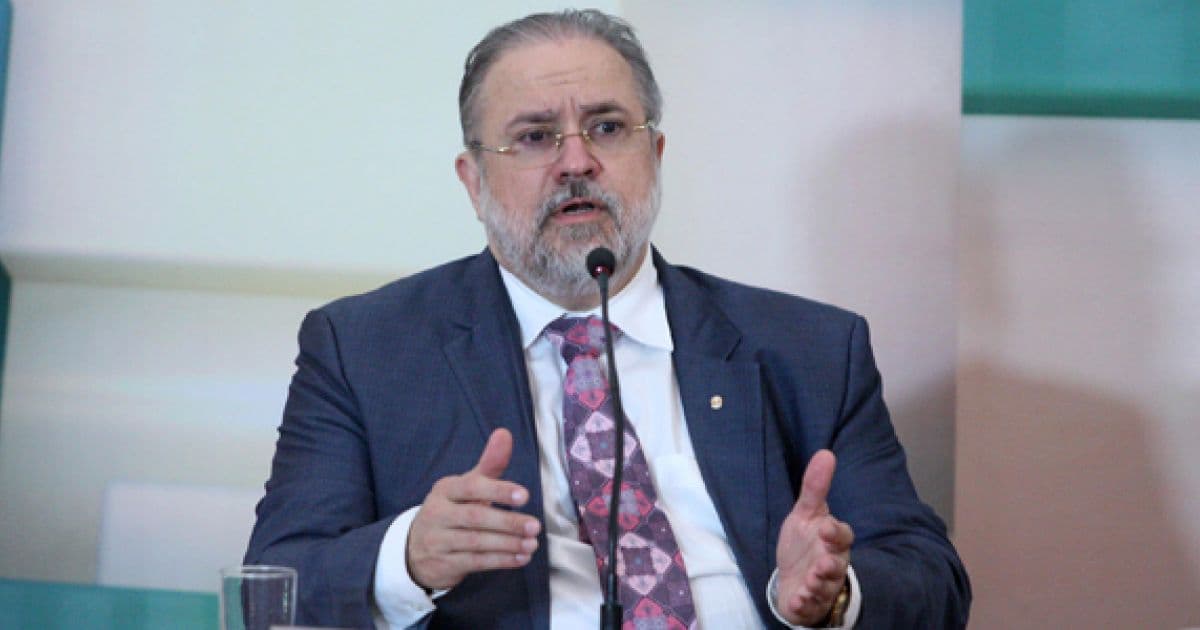 Bolsonaro formaliza indicação de Augusto Aras para PGR
