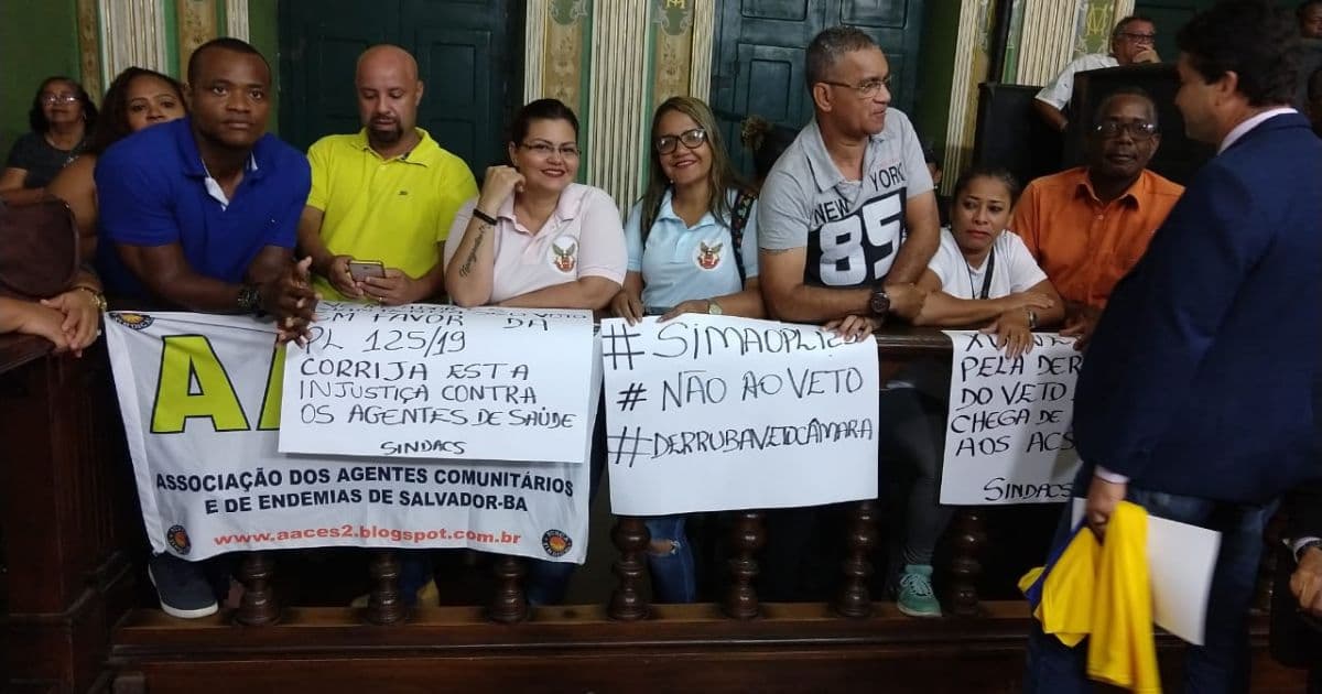 Sob gritos de 'derruba o veto', agentes de saúde protestam contra veto de PL na Câmara
