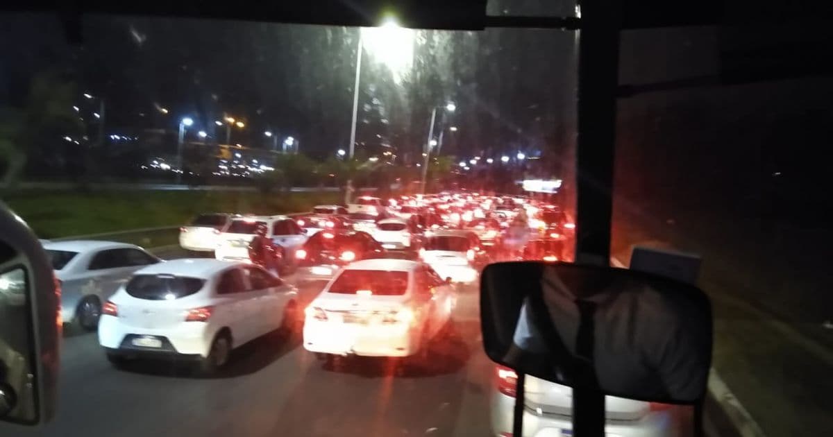 Carreata de PMs causa congestionamento na Paralela; destino é a governadoria
