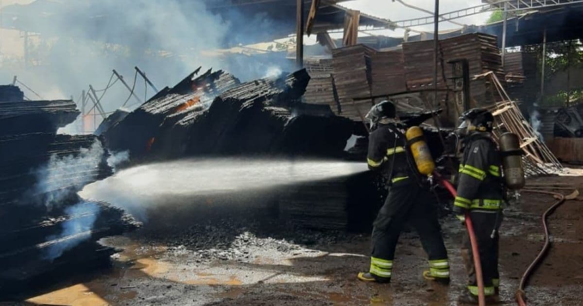Incêndio em galpão em Simões Filho é controlado por equipes do Corpo de Bombeiros