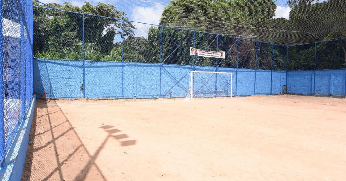 Prefeitura entrega campo de futebol a moradores do Matatu