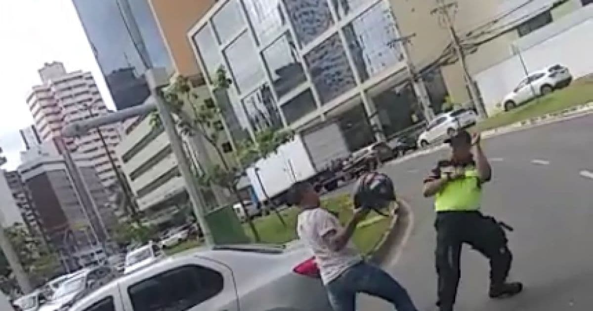 Agente da Transalvador é agredido com capacete em briga com motociclista