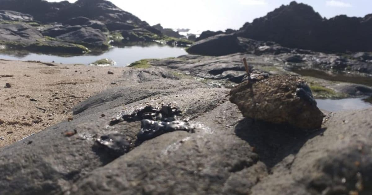 Manchas de óleo chegam a pelo menos três praias de Salvador