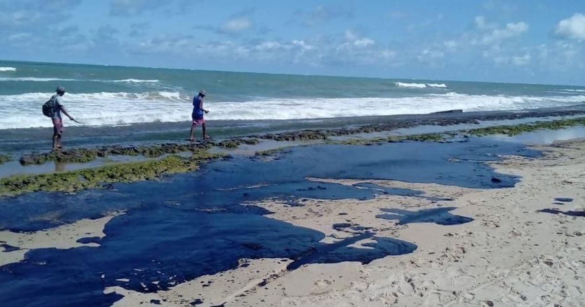 Ambulante de praia atingida por óleo na Bahia relata quatro dias sem vendas