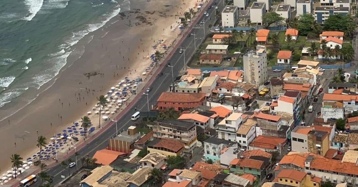 Prefeitura recolhe cerca de 15kg de pelotas de petróleo na Praia do Flamengo neste sábado