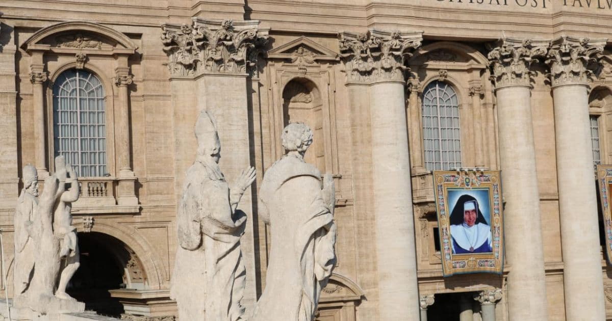 Santa Dulce dos Pobres opera milagre e políticos não se capitalizam com canonização