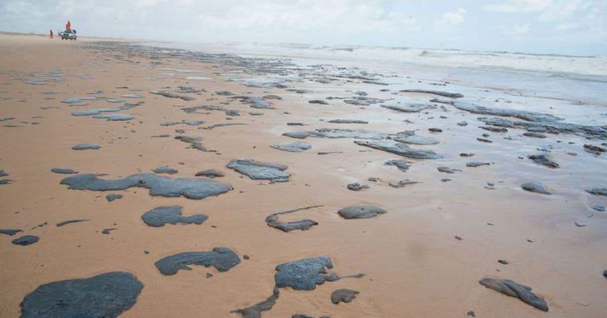 Ibama e Marinha dizem que ineditismo afeta contenção de óleo em praias