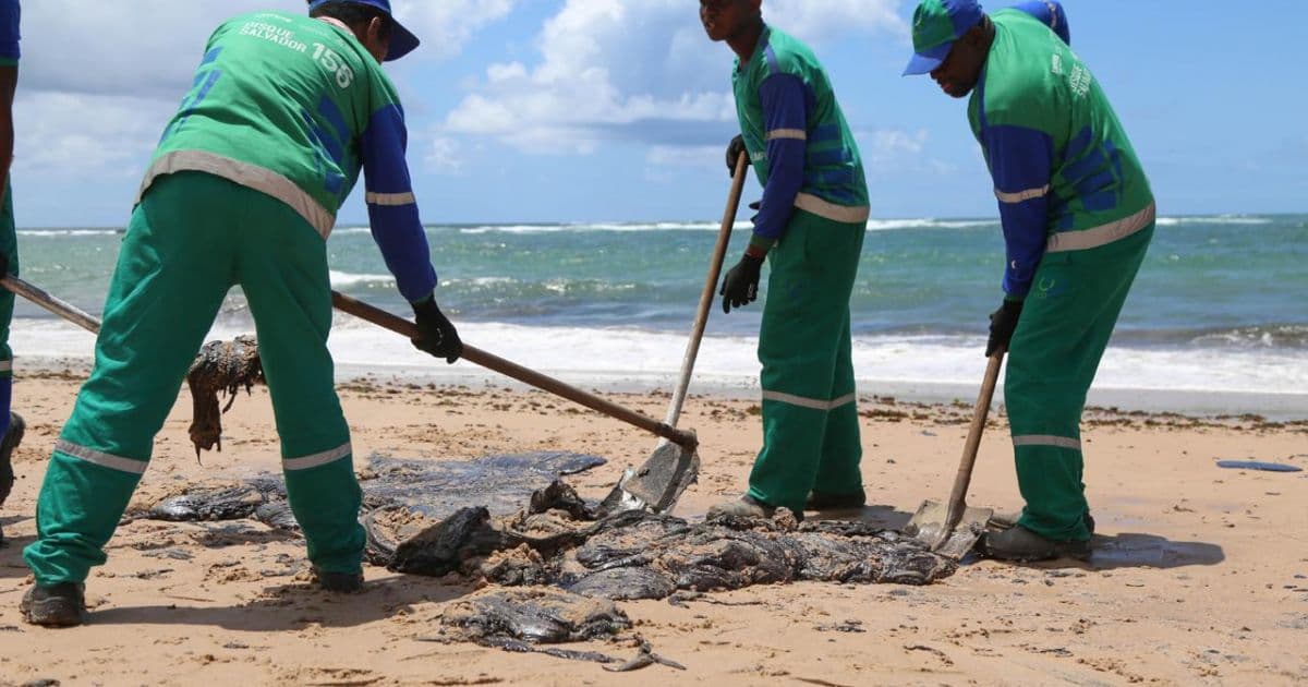 Mais de 26 toneladas de óleo já foram retiradas em praias de Salvador