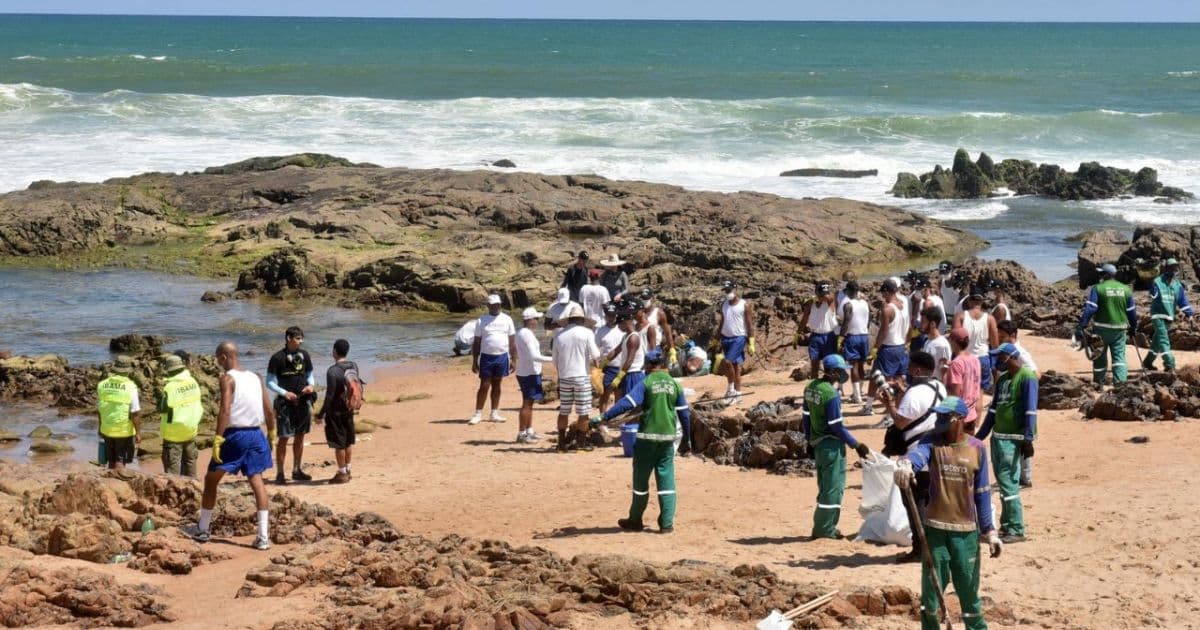 População faz mobilização e participa da limpeza de óleo das praias de Salvador