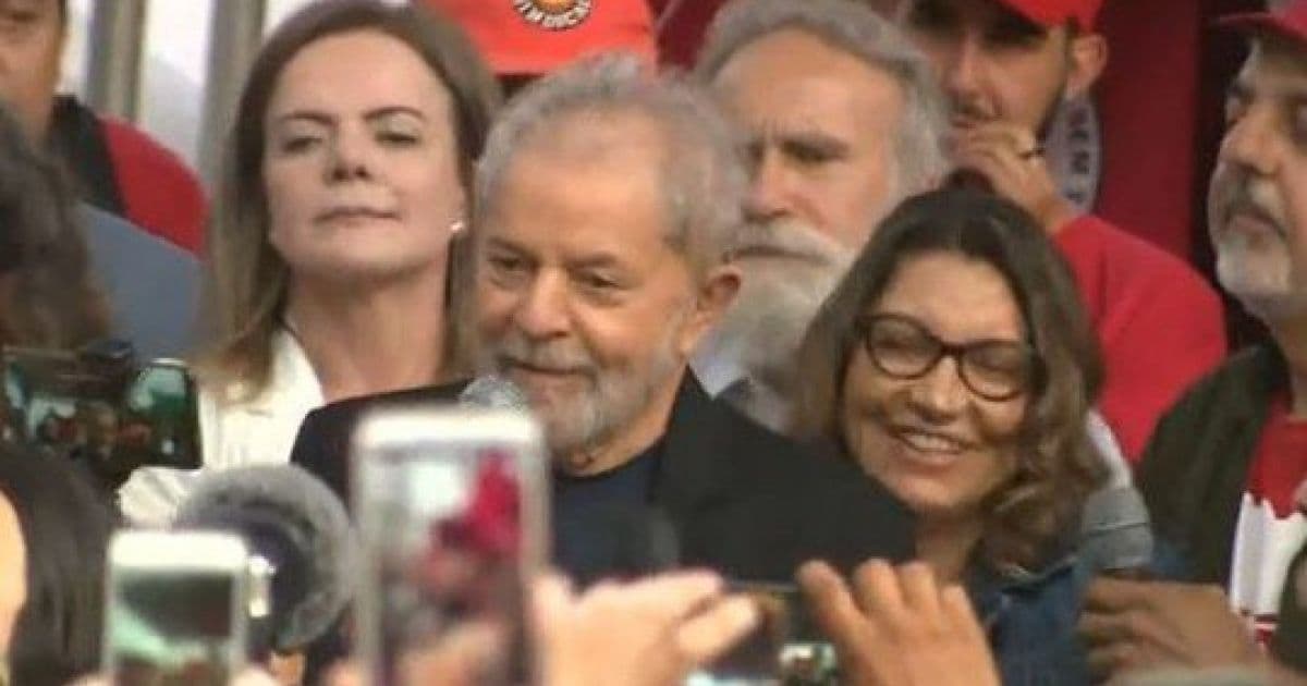 Lula agradece militância e ataca Lava Jato em 1° discurso após prisão