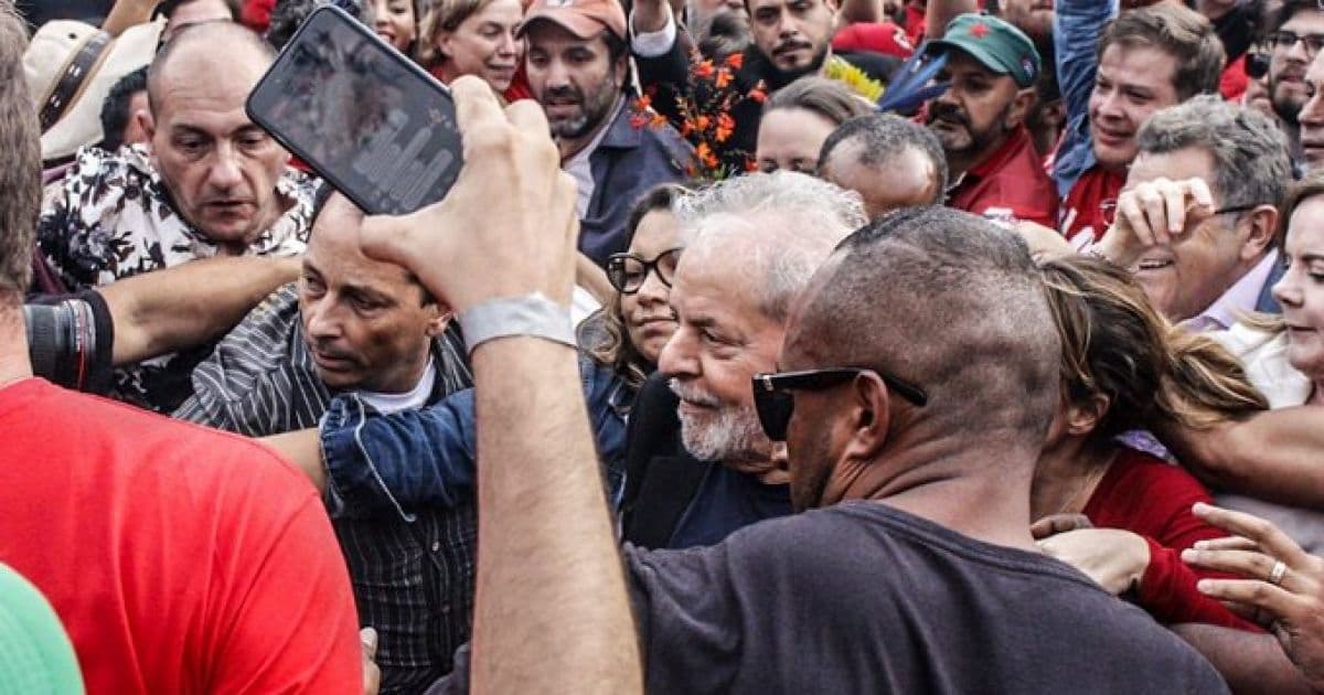 Lula sai da prisão como herói para militância e terá desafio de se manter como mito