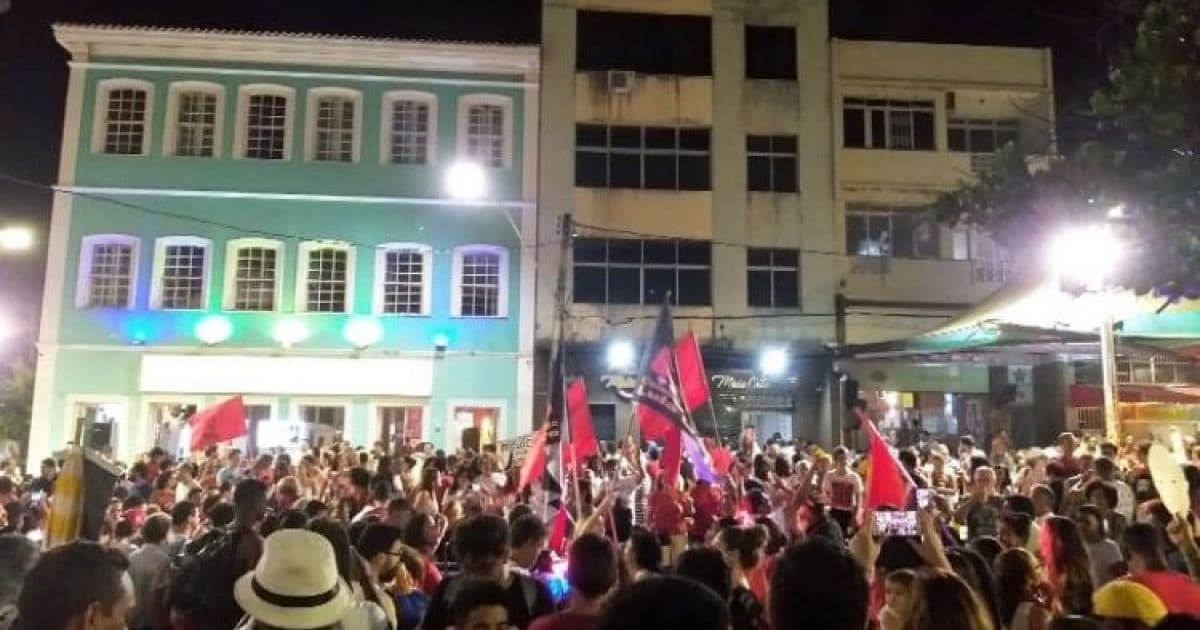 Apoiadores festejam soltura de Lula no Rio Vermelho; ato tem presença de Manno Góes 