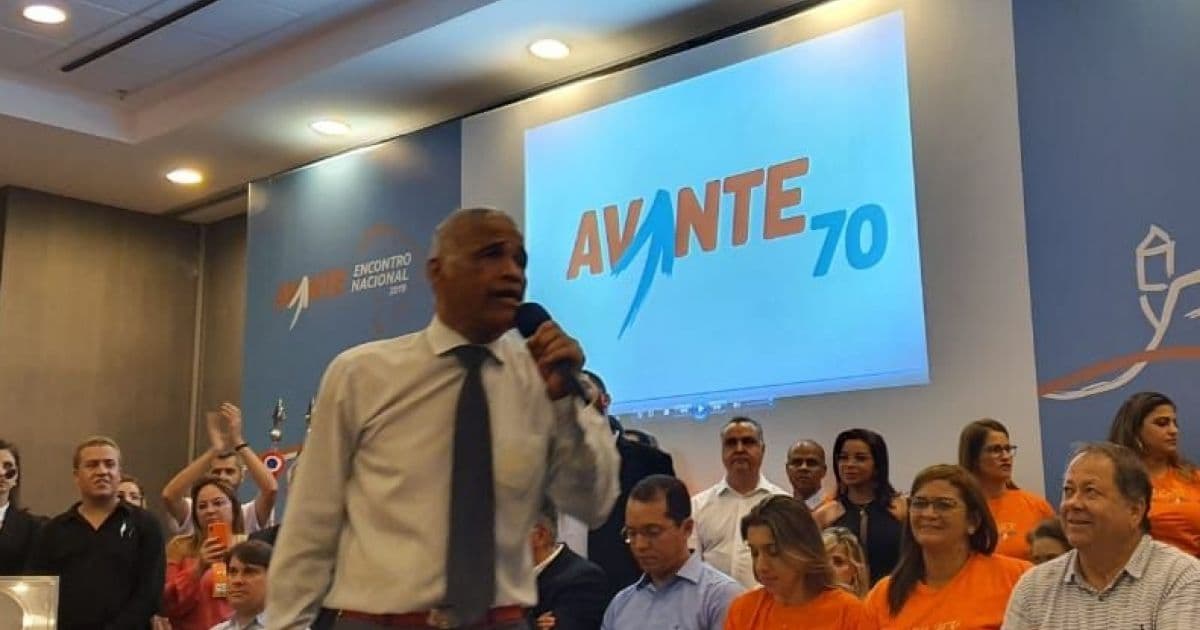 Isidório oficializa pré-candidatura a prefeito de Salvador; deputado é o terceiro nome