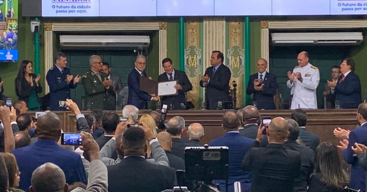 Vice-presidente Mourão é condecorado com título de Cidadão Soteropolitano