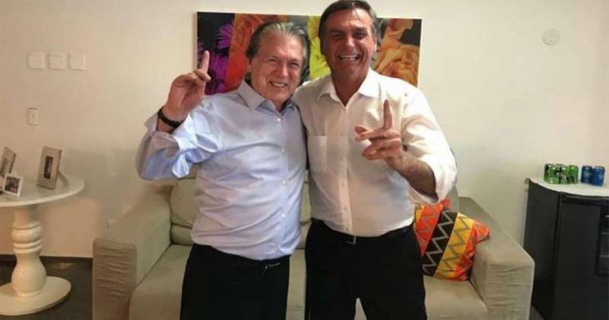 Jair Bolsonaro assina desfiliação do PSL, diz advogado; partido reconduz Bivar à presidência