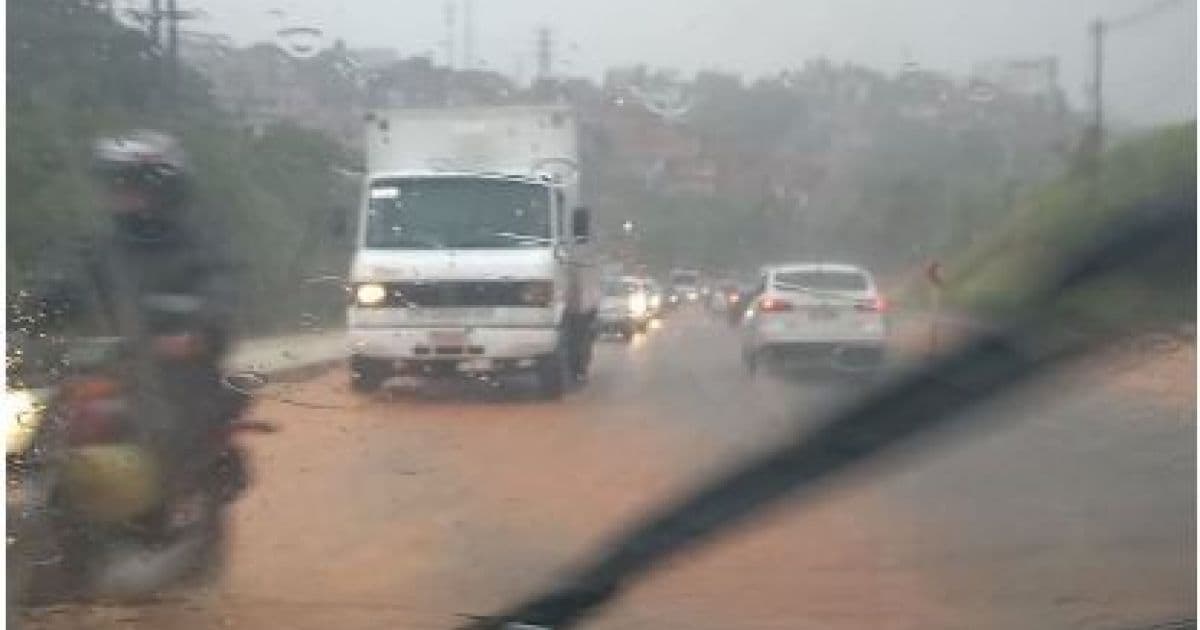 Chuva provoca pontos de alagamentos em diversas vias de Salvador e congestiona trânsito