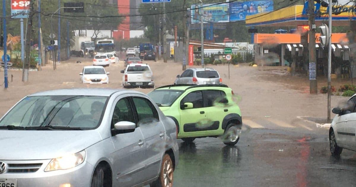 Carros prejudicados por enchentes em Salvador podem ter danos garantidos por seguro