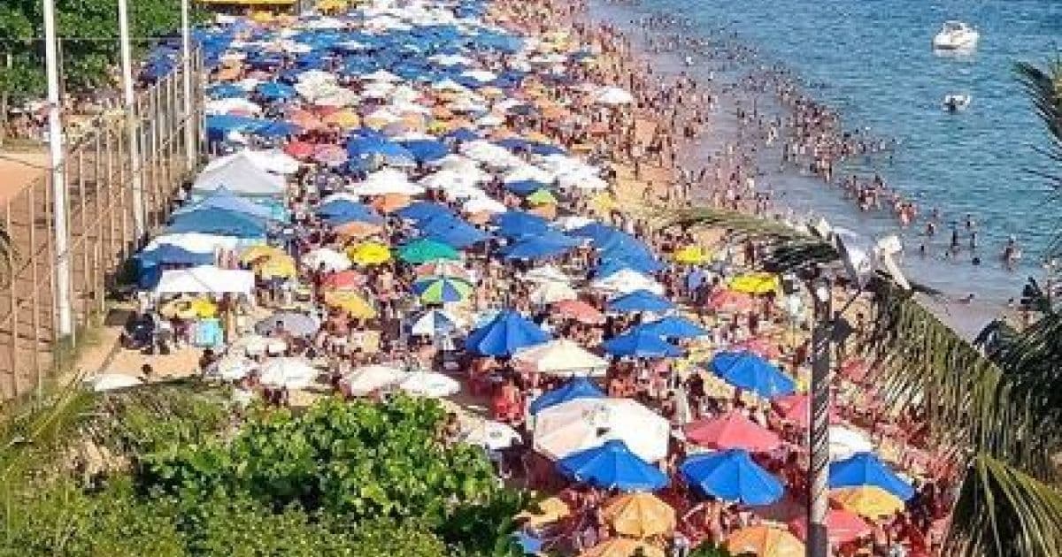 Banhistas reclamam de ocupação de barracas e cadeiras na areia da praia da Boa Viagem