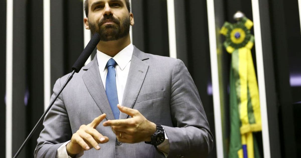 PSL pune 18 deputados ligados a Bolsonaro; filho do presidente compõe lista